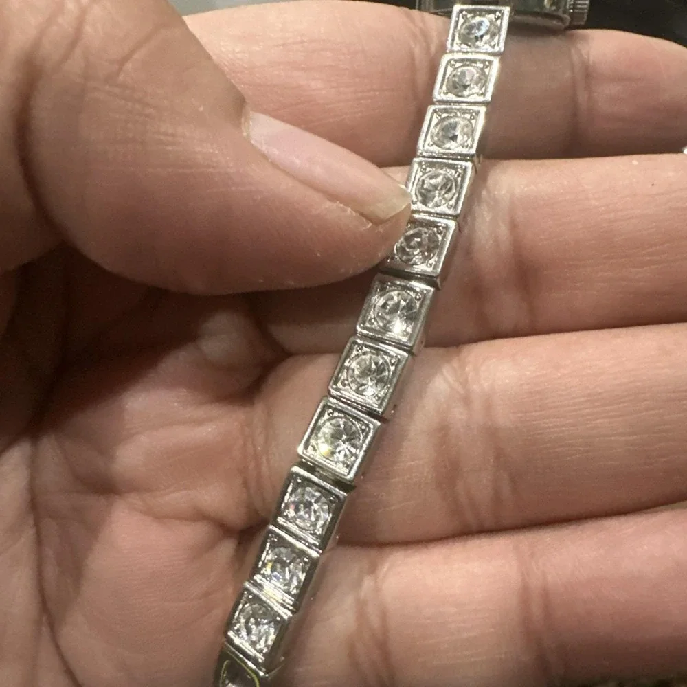 Runs Premier Designs Silver Rhinestone Watch 20mm Fit 7.25‎ Missing One Crystal